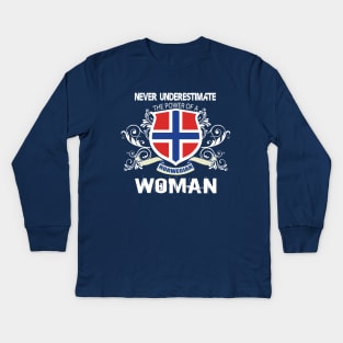 NEVER UNDERESTIMATE THE POWER OF A NORWEGIAN WOMAN Kids Long Sleeve T-Shirt